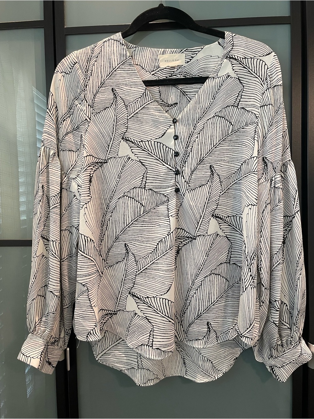 MELLODAY White Blouse with Black Leaf Outline Print
